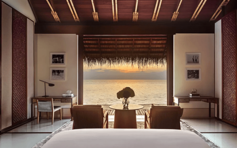 oorr-watervilla-view-bed-1